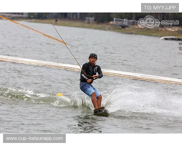 “东桃花岛赛场：缆绳滑水运动突破极限”